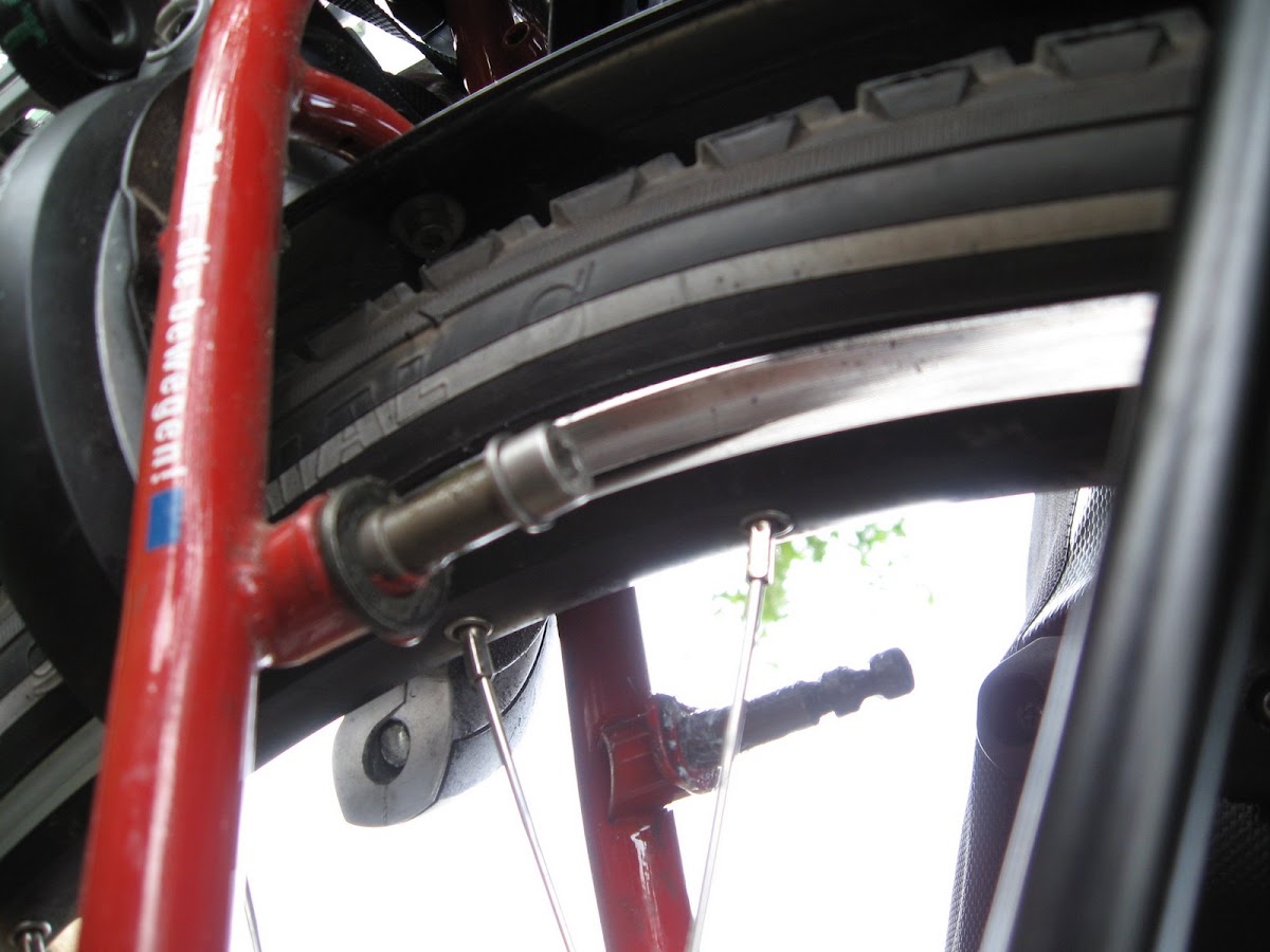 Close-up van de uitgescheurde velg