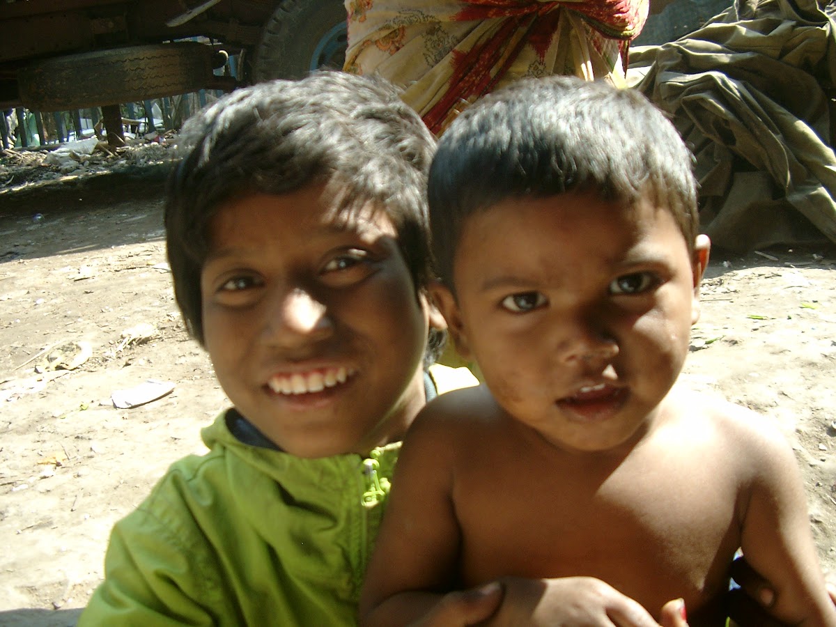 Twee lachende kinderen uit de tent in Calcutta