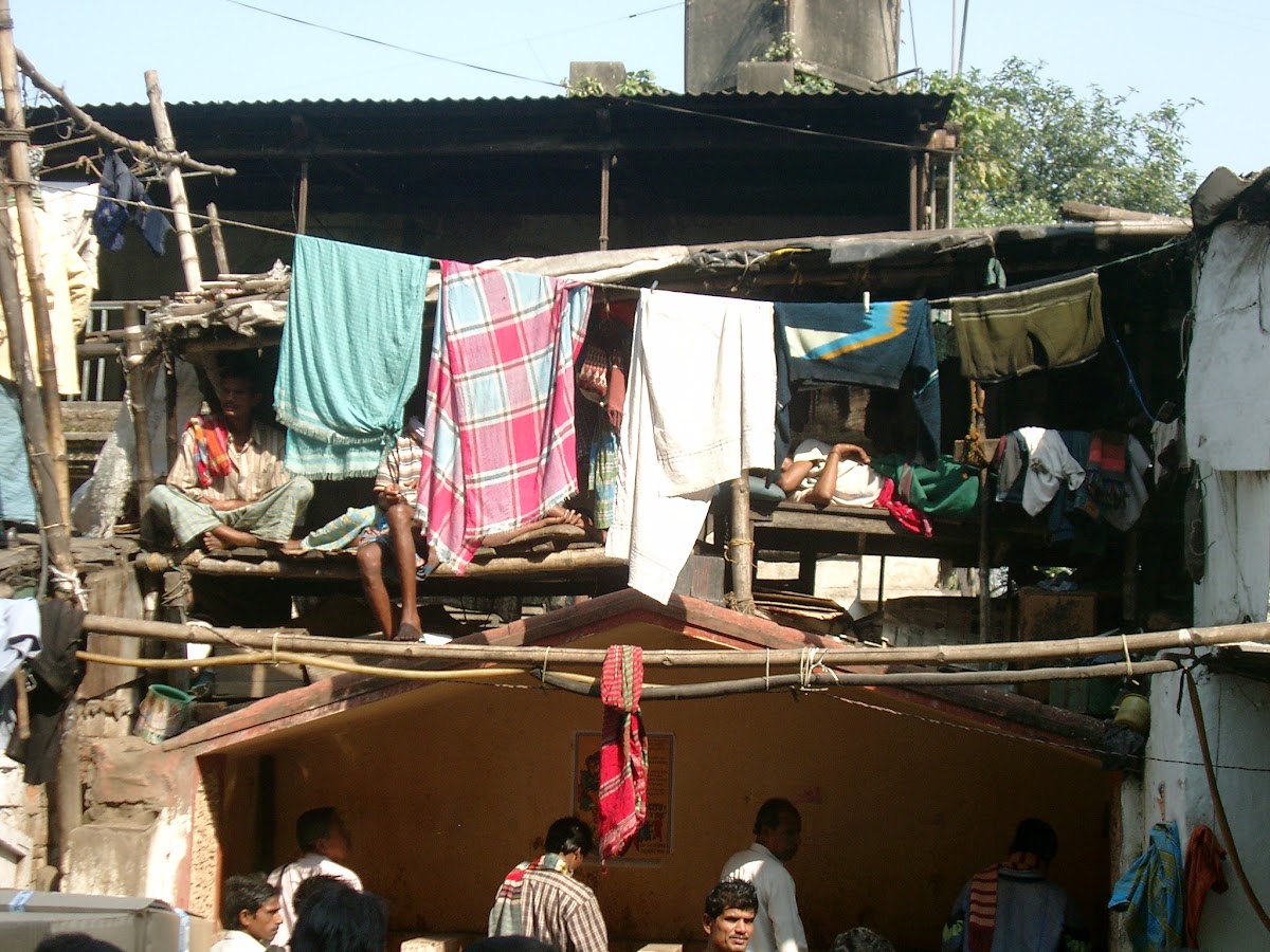 Geïmproviseerde tenten en huizen langs de weg in Calcutta