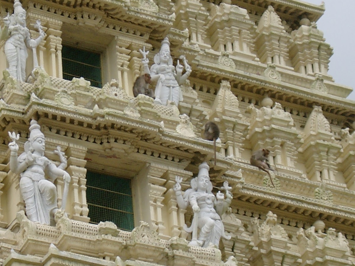 De gopuram van de Chamundeshwari-tempel op Chamundi Hill