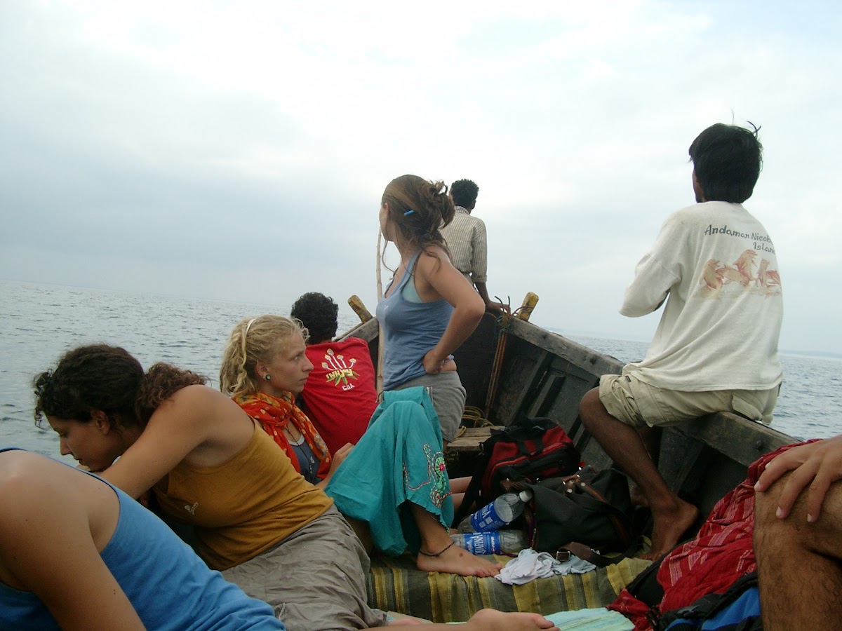 Backpackers op een klein bootje bij de Andamanen