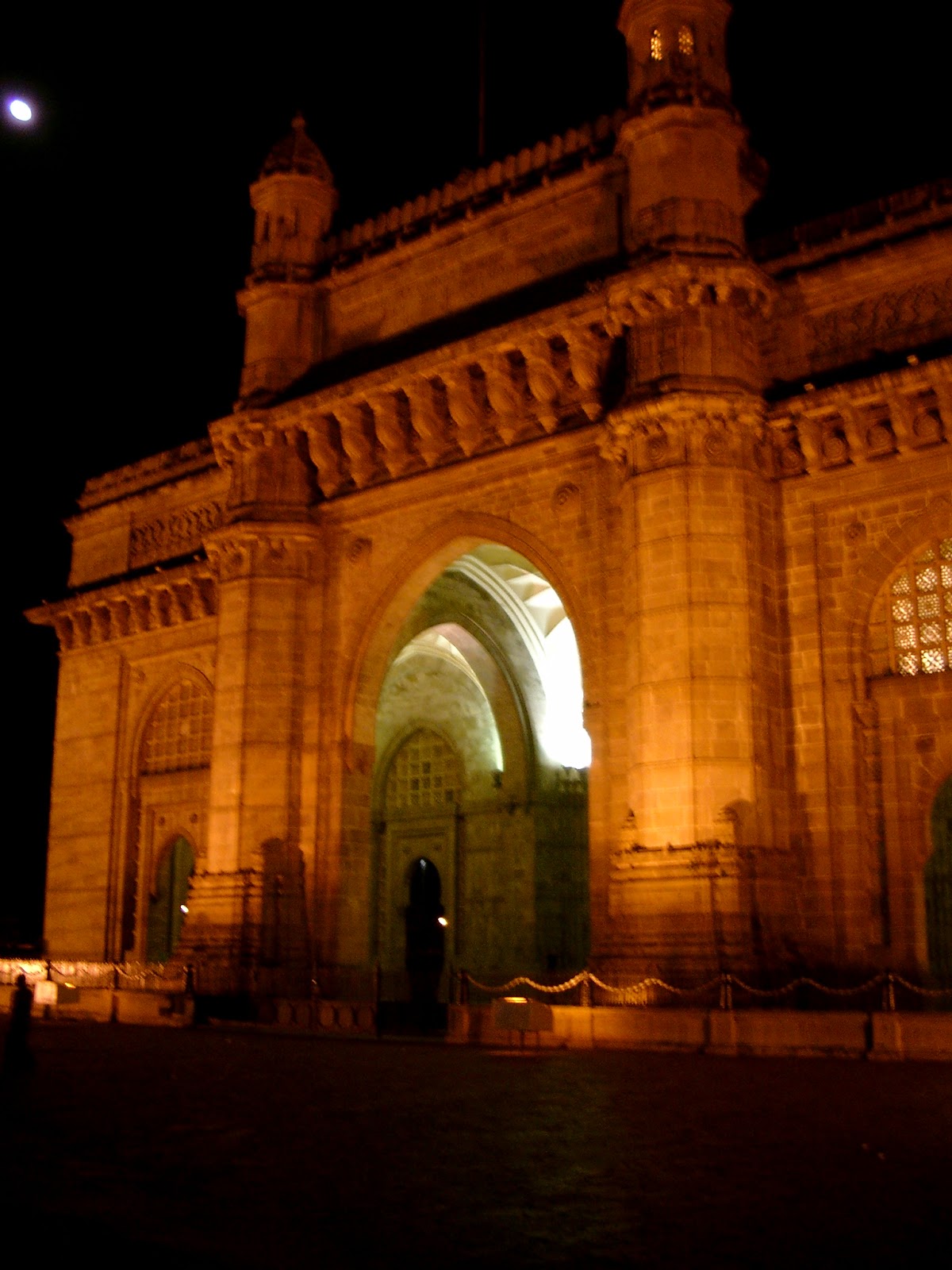De Gateway of India, verlicht in de avond