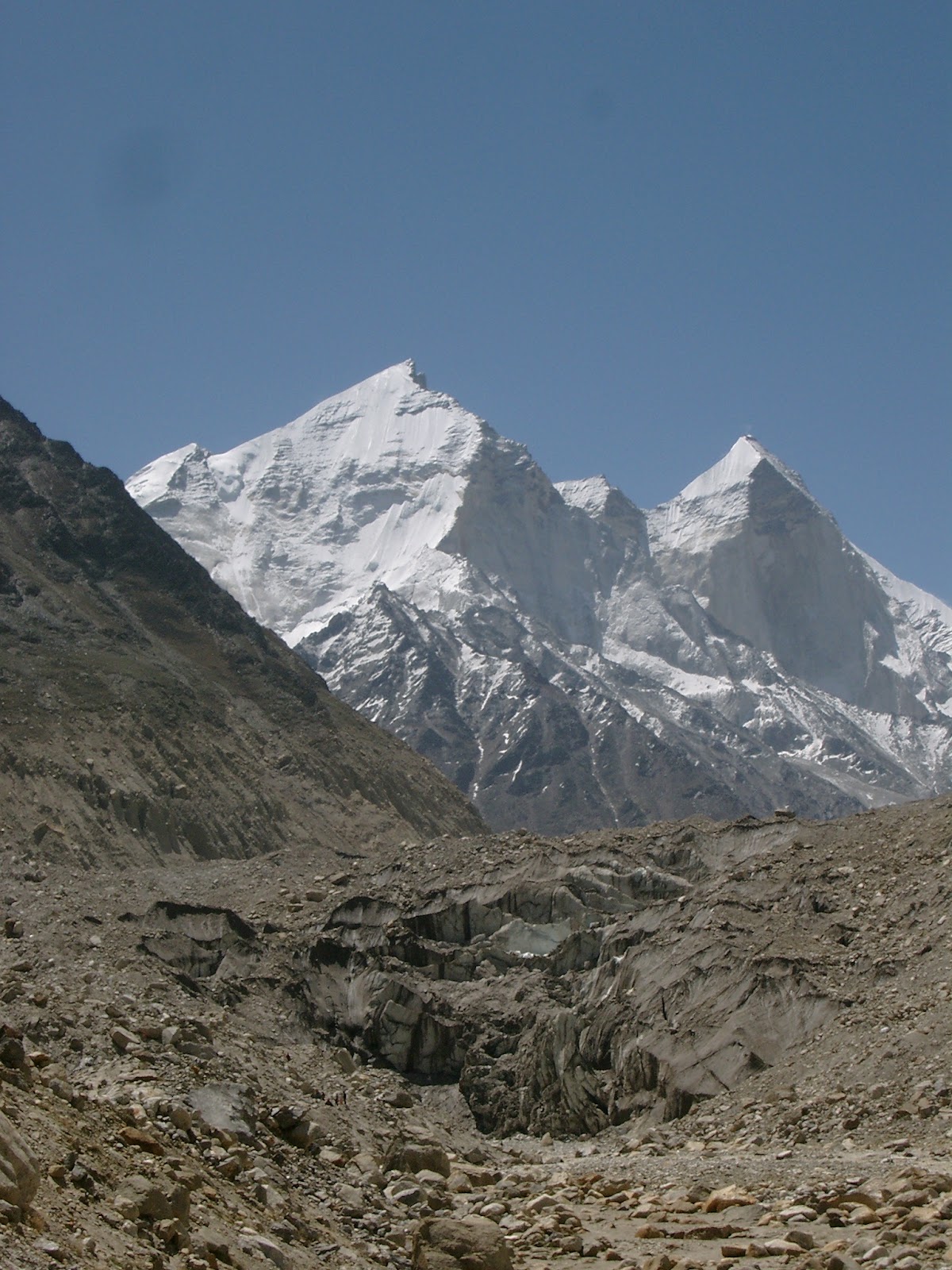 De besneeuwde Bhagirathi-toppen boven het dal van de Gangotri-gletsjer