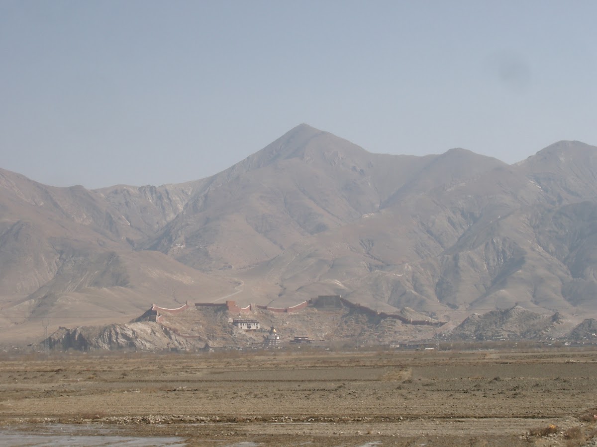 Het fort van Gyantse op een rots boven de stad