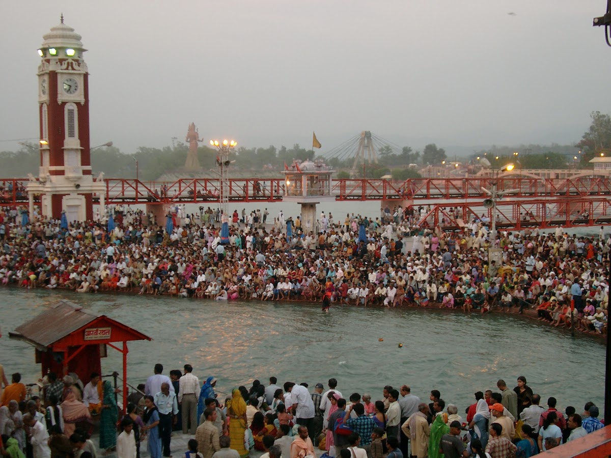 Tienduizenden mensen langs de Ganges tijdens de avondaarti in Haridwar