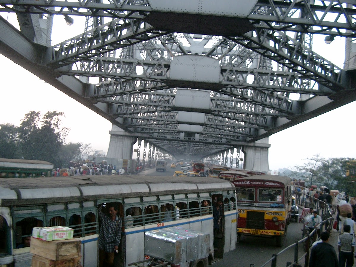 De stalen Howrah Bridge boven de straten van Calcutta