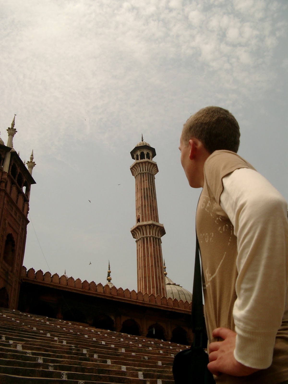Wout, vers geknipt, kijkt vanaf de minaret van de Jama Masjid uit over Delhi