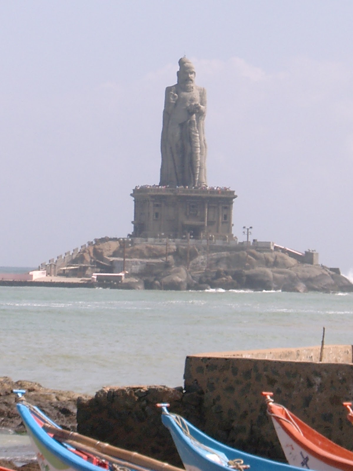 Het stenen Thiruvalluvar-beeld op een rots in zee bij Kanyakumari