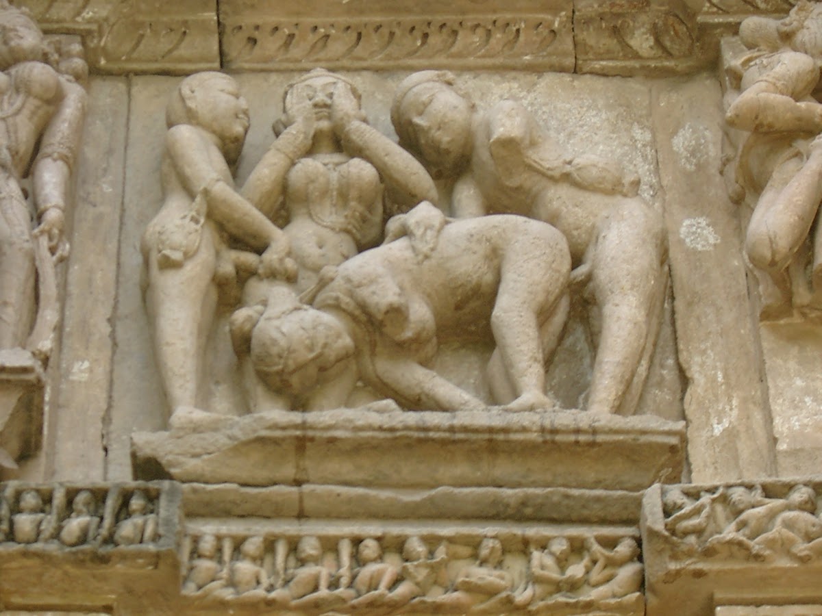 Erotisch beeldhouwwerk op een tempel van Khajuraho
