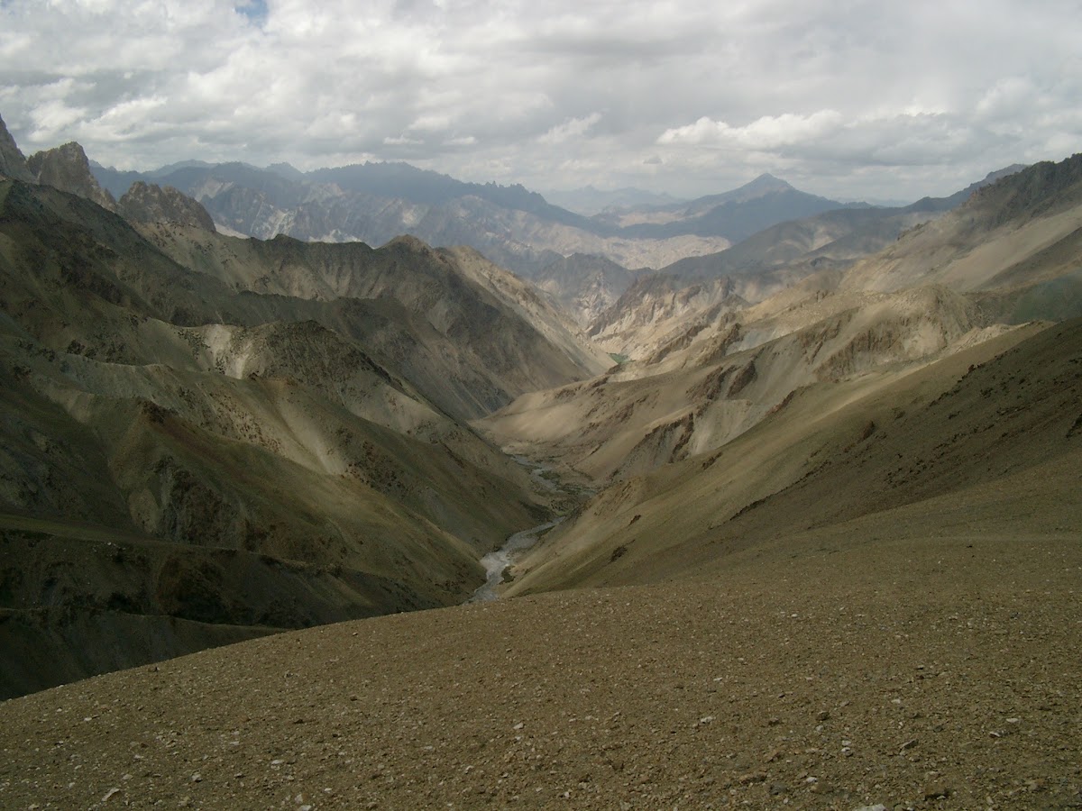 Eindeloze kale bergketens van Ladakh, gezien vanaf de pas op 4970 meter