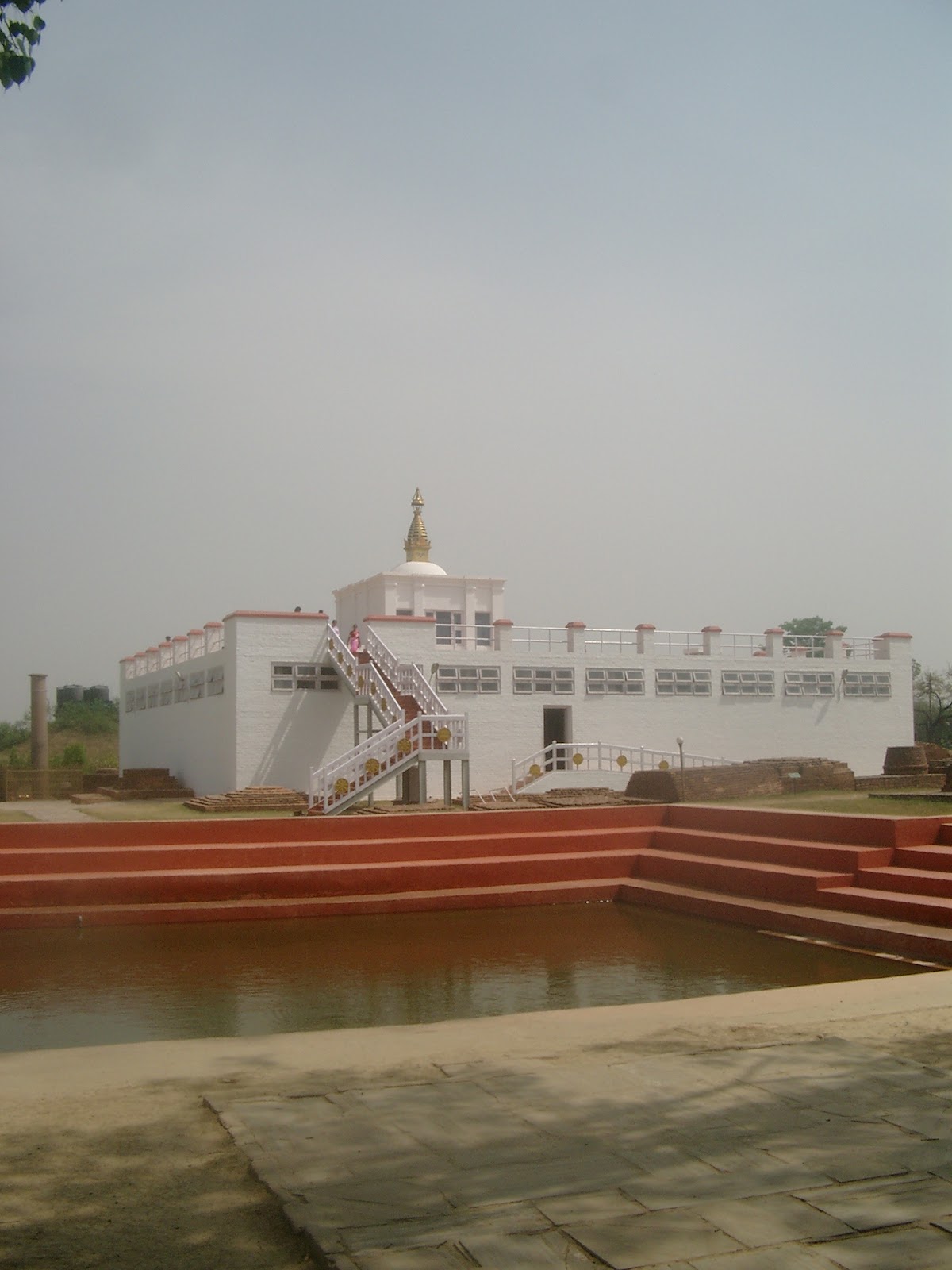 De witte Mayadevi-tempel in Lumbini