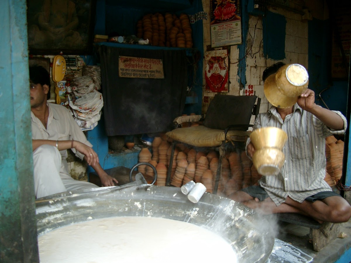 Een grote pan verse melk op straat in Calcutta