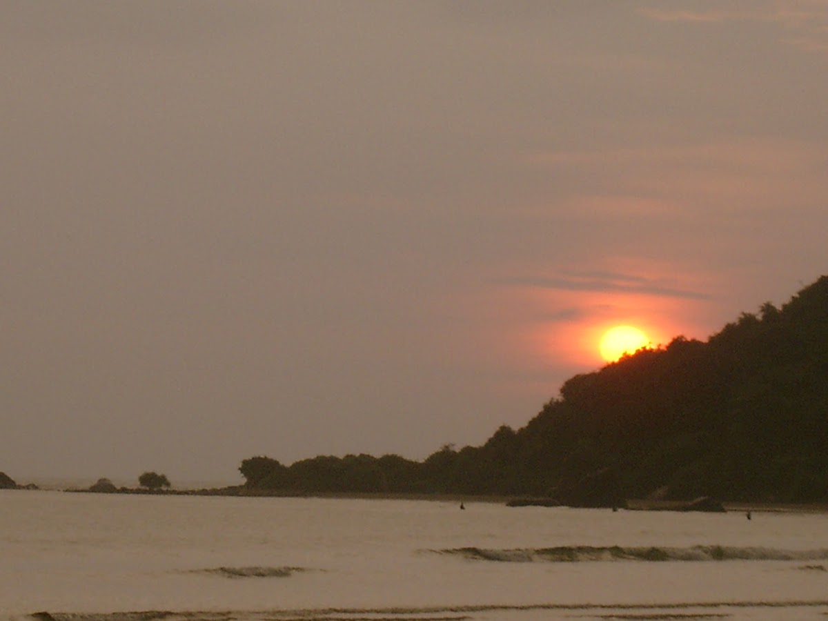 Zonsondergang achter het eiland bij Palolem