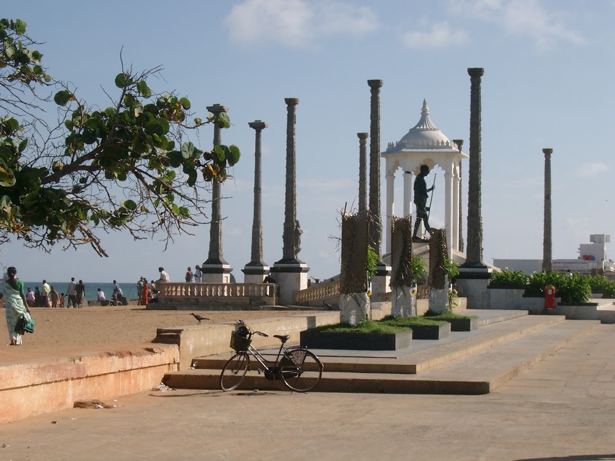 De zeeboulevard van Pondicherry met het Gandhi-monument