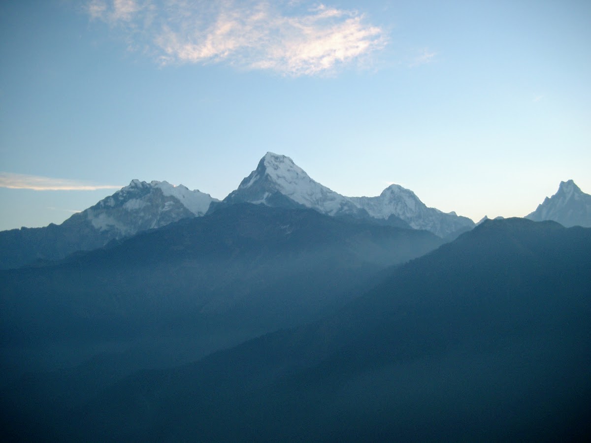 De zon beschijnt de toppen van de Annapurna, gezien vanaf Poonhill