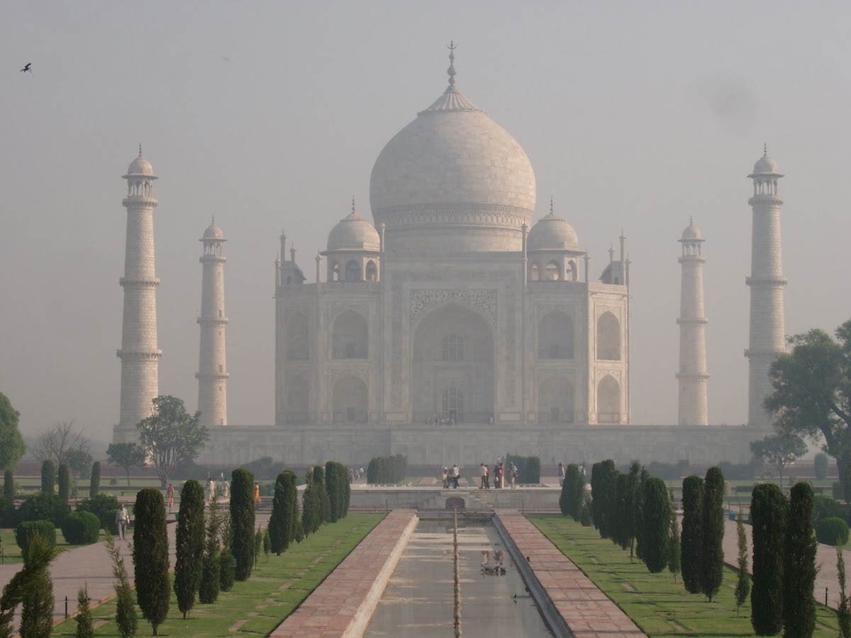 De Taj Mahal, gespiegeld in de waterpartij, vroeg in de ochtend