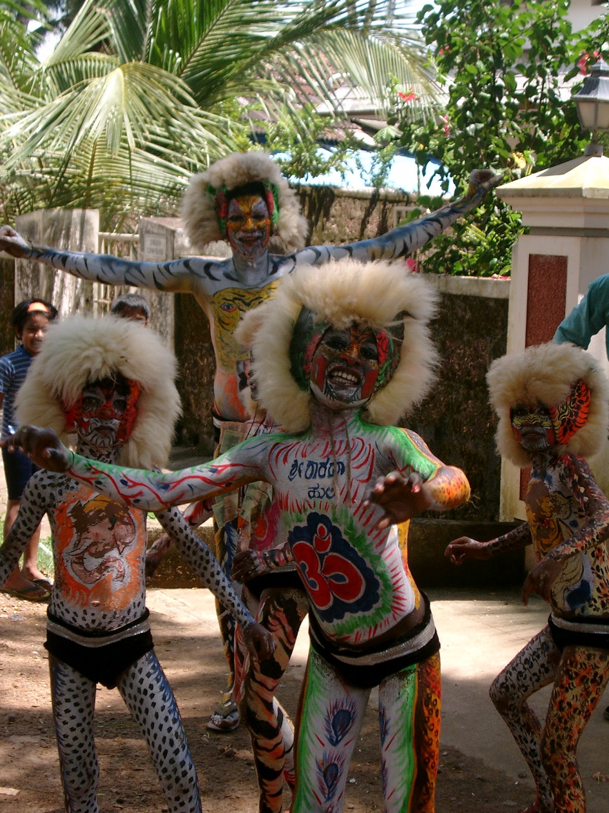Beschilderde tijgerdansers trommelen en dansen op straat in Mangalore