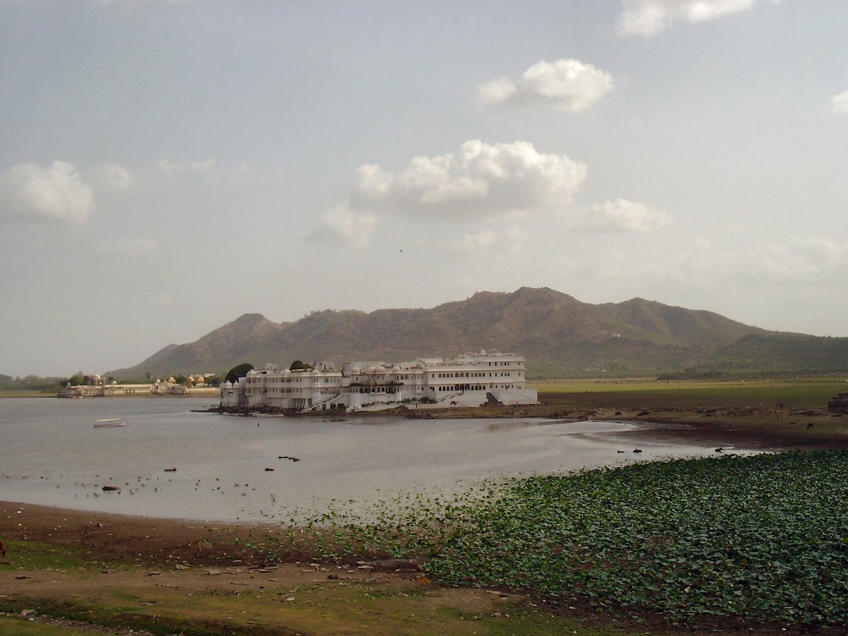 Het Lake Palace van Udaipur in het grotendeels opgedroogde meer