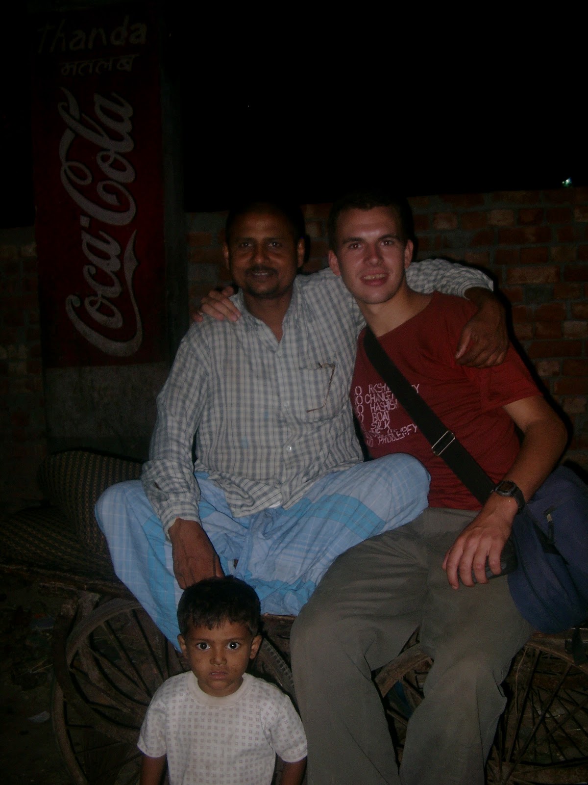 Op straat in Varanasi, in het avondlicht