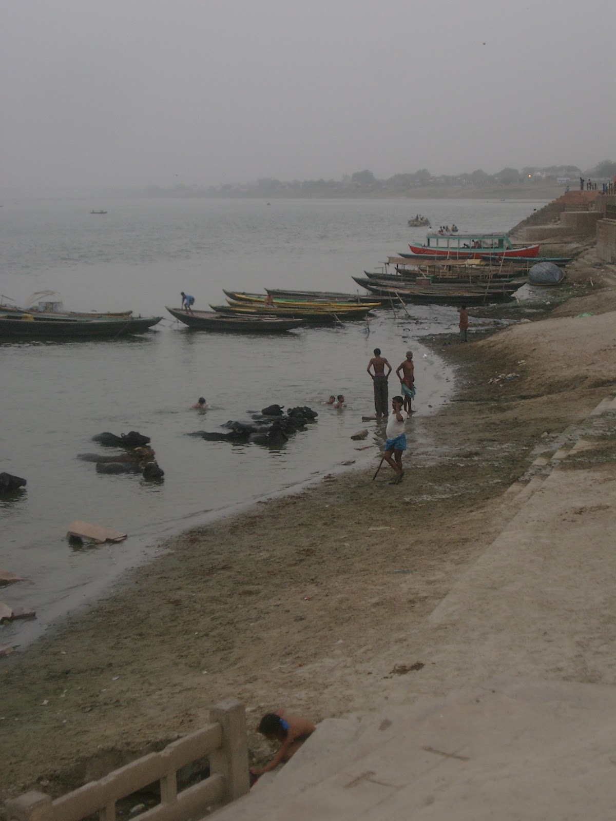 Boten en ghats aan de Ganges in de ochtendmist