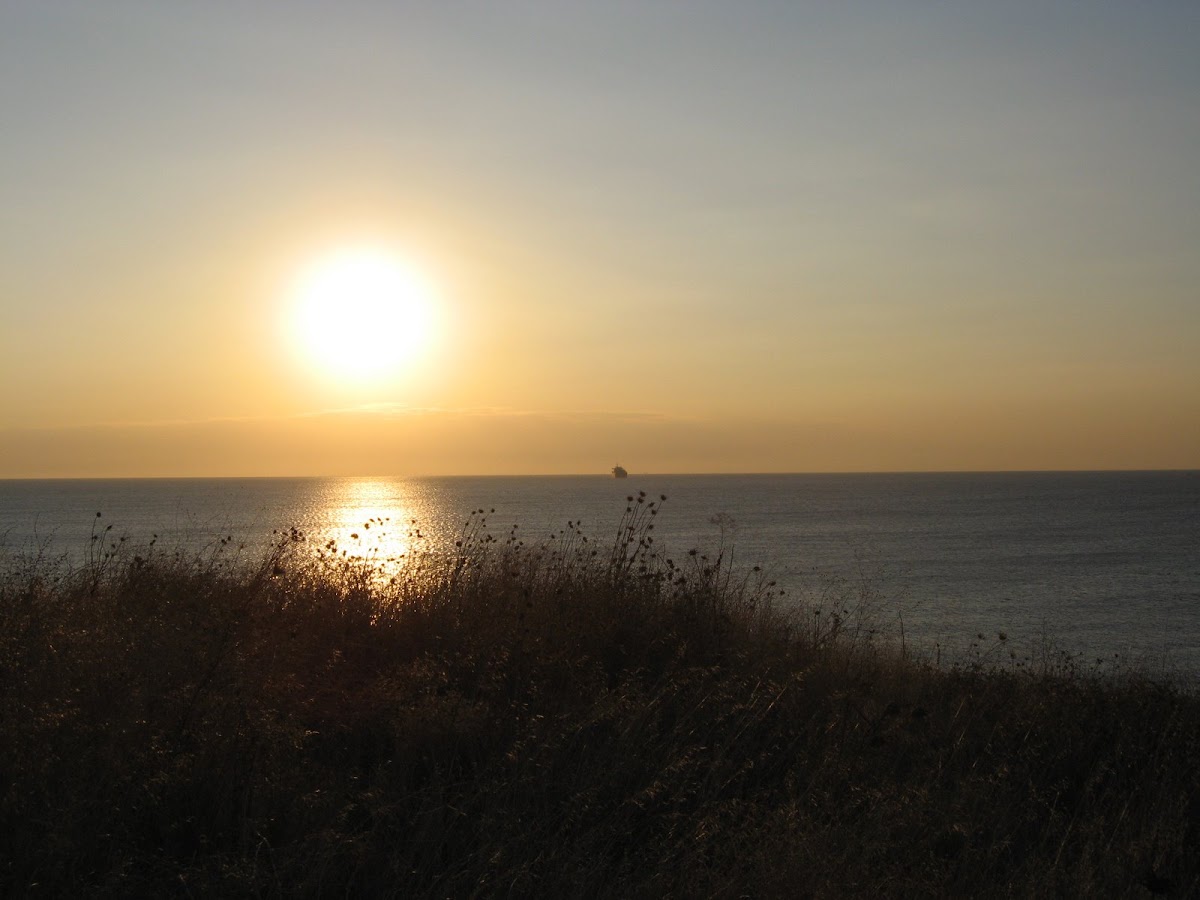 Zonsondergang over zee vanaf het duin