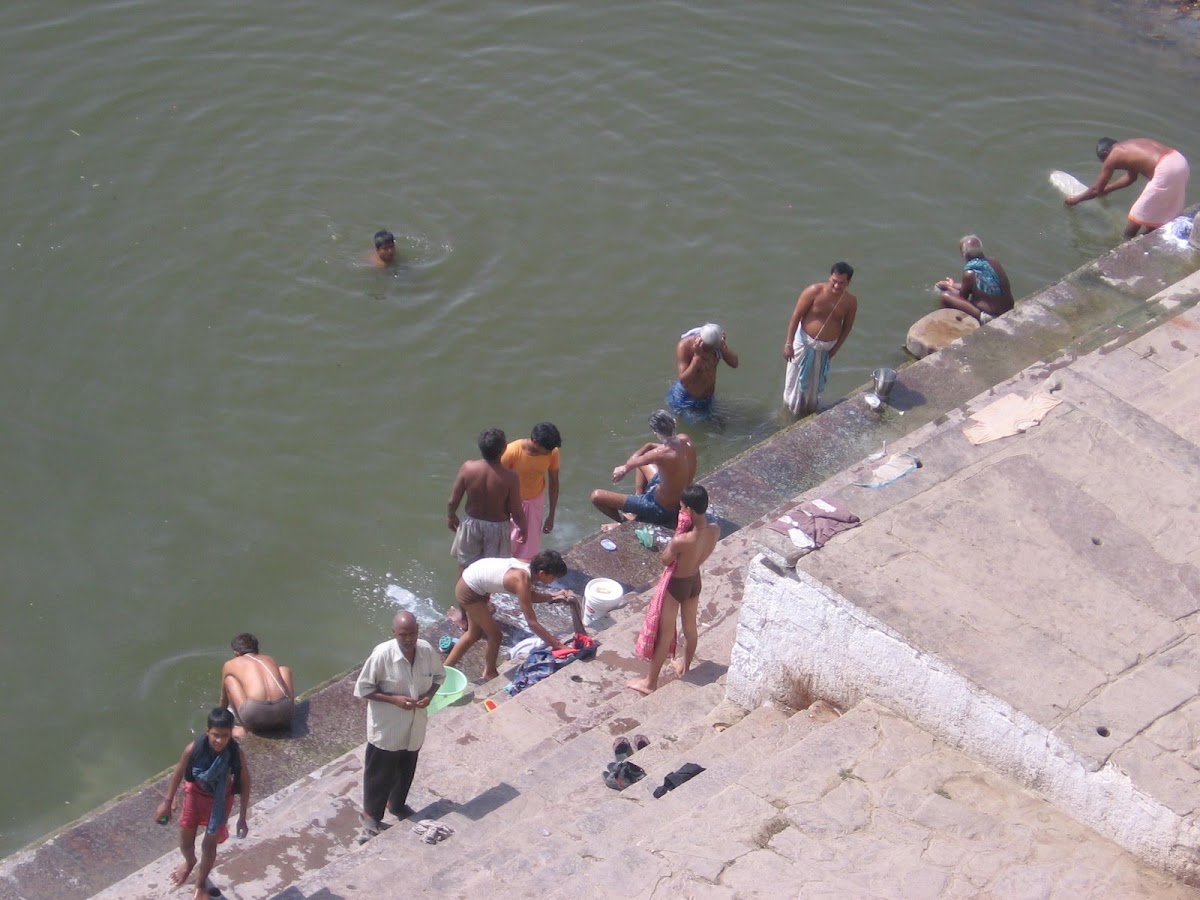 Badende mensen op de ghats langs de Ganges in Varanasi