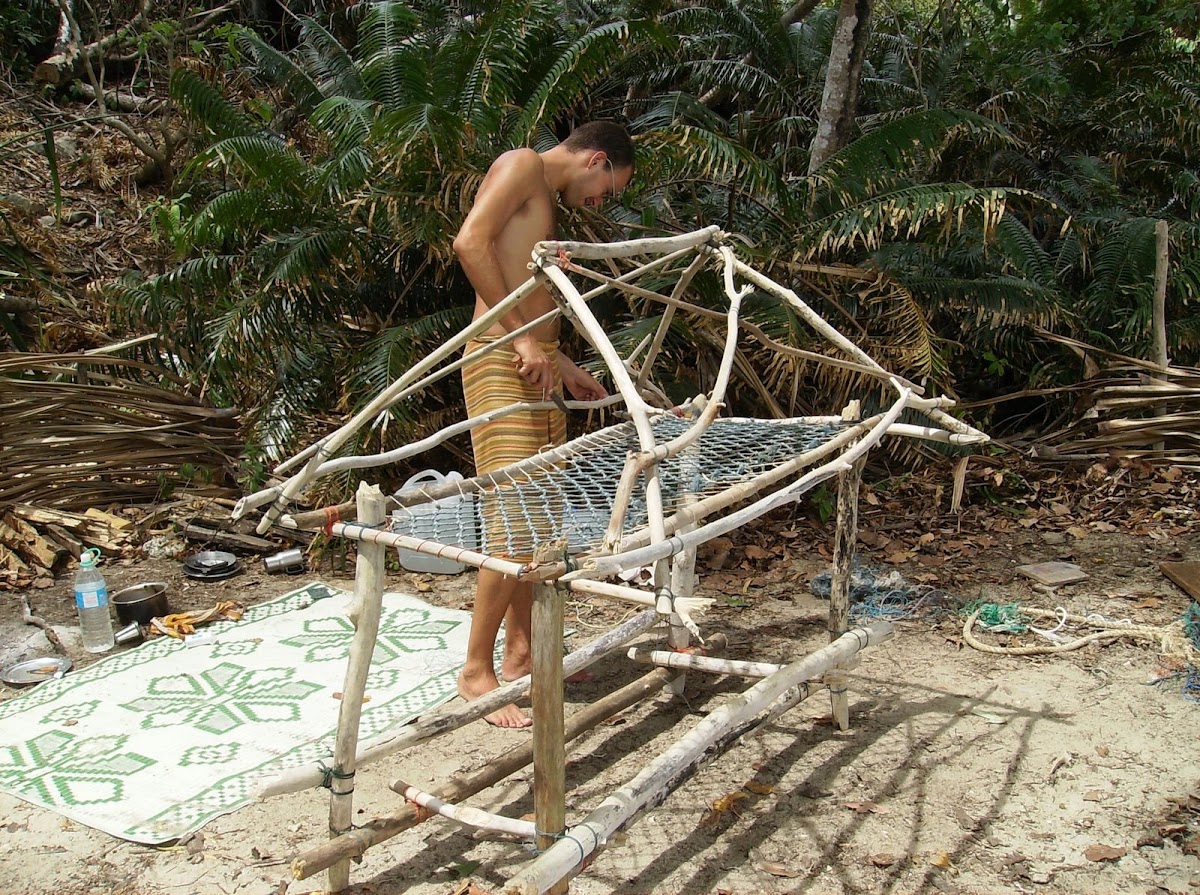 Als je niets te doen hebt, dan vind je wel dingen… dit wordt een wrakhout-tafel